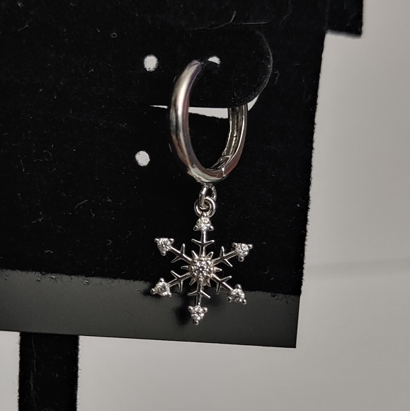925 Silver Snowflake Earrings - Picture 3 of 3